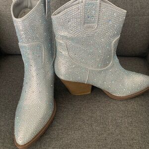 8.5  NWT women’s FOREVER Silver Rhinestone Embellished Women's Boots